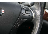 各種のコントロールスイッチが内蔵され、運転に集中できるステアリング。革巻き素材と造形が手にしっくり馴染みます。