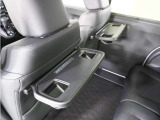 ◆シートバックテーブル◆フロントシートの背面に後席用のテーブルがついています。小物が置けて!カップホルダーもあります、ドライブ中や休憩時にも便利なテーブルです。