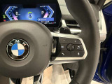 運転中にもオーディオの音量やFMの切り替えなどステアリングでの操作で切り替え可能なため、ステアリングから手を放す必要がない為、運転中でも操作が簡単でございます。