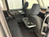 運転席と助手席の背もたれにはちょっとしたテーブルになります。車内でちょっとしたランチやティータイムとして使う事もできます。