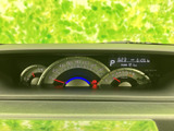 速度や燃料、シフト位置などの情報が運転席前方にまとまり、走行中も視線移動を抑えて確認しやすい配置です。表示をひと目で把握しやすく、毎日の運転を支えます。