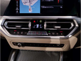 左右独立式のエアコンは約3度運転席側に傾いており、ドライバーの目線の移動も少なく横目で見えるように配置されております。スイッチ類も片手で届く位置に配置しており、ドライバーの負担を軽減できます。