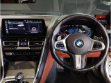 【ハンドル】ドライバーとBMW車の一体感がダイレクトに伝わるステアリングホイール。形状・太さへの拘りに加えて、操作性を高める為にスイッチ類も配置。クイックかつ安定のドライビングを体感下さい!