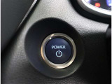 エンジン起動はブレーキを踏みながらパワースイッチを押すだけです。カバンやポケットに携帯していればスマートキーを取り出す必要もないので便利ですね!