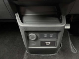 運転席の足元にはUSBソケットや電源ソケット、HDMI端子がございます(*^^*)