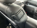 運転席に座ったままで助手席の背もたれを倒すことができ チャイルドシートのお子さんに手が届きます