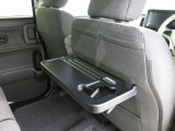 パーソナルテーブルにはドリンクホルダーが1個付いています。車を停めて、ちょっとお弁当タイムなど、快適にお過ごしいただけます♪