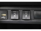 運転席と助手席には寒い日の肩や腰、冷えやすい下肢を温めてくれるシートヒーターが付いております!