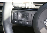 各種のコントロールスイッチが内蔵され、運転に集中できるステアリング。革巻き素材と造形が手にしっくり馴染みます。