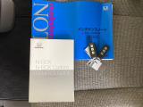 安心、安全の記録簿、説明書がしっかり付いています。カバンに入れたままでも、ドアの解錠・施錠、エンジンスタートが可能なスマートキーは2個セットです。