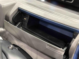 小物が収納できる運転席側インパネアンダーボックス。 ボックス内にはUSBソケットが一口。