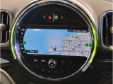 シフトレバー周辺に搭載されたiDrive(ナビのコントローラー)はドライバーの運転姿勢を崩さず、直感的に操作が可能で御座います