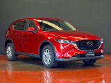 力強さと気品を高次元で融合させたCX-5のフロントマスク。シャープなヘッドランプと躍動感あふれるグリルデザインが、洗練された表情を創出します。走る歓びと上質な走りを予感させる力強い佇まいです。