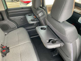 運転席・助手席シートバックテーブル。乳幼児用ドリンクマグ対応ホルダーを採用、さらにタブレット端末をたてかけやすいよう形状も工夫してます。