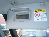 運転席バニティーミラーがついております。女性の方には、嬉しい装備です。