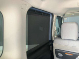 ロール式シェードが出てきます!車内の温度を安定して保てます♪強い日差しもシャツトダウンしてくれます☆