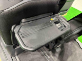 飲み物や食べ物を気軽に置ける格納式シートバックテーブルを、運転席と助手席の背もたれにご用意。車中泊も快適です!