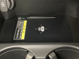 センターコンソールにはワイヤレス充電器を装備してます。Qi(チー)規格対応のスマートフォンなどを置くだけでワイヤレスで充電可能です。またスマートフォンの充電可能なUSB端子なども別途装備しています。