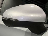 ウィンカー内蔵ドアミラーを開発したのは『メルセデス・ベンツ』です。他車からの視認性が高まり、事故の可能性を低減させています。更に、点灯部分はドライバーの視界に入らないように設計されています。