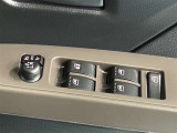 格納式リモコンドアミラーと、パワーウィンドウマスタースイッチです。車内の換気も運転席から簡単に行えます。