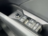 ミラーヒーター、ミラー格納、ミラー調整スイッチ、窓の開閉操作。Audiでは触感開発チームがあり、クリック感は操作する喜びを感じていただけます。