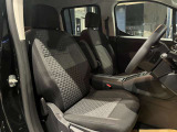 長時間の運転にも疲れにくいしっかりとしたシートになります。
