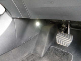 運転席の足元にはフットランプがありドアを開けると点灯します リヤの座席足元にもあります