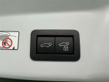 電動式バックドアです。 荷物を持ったままでもボタン一つで自動的に開け閉めできるので便利ですよ。 挟み込み防止機能も付いていますのでお子様の手や荷物を挟み込むのを防いでくれますよ。
