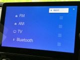 多彩なメディアに対応し、お好みの音楽を高品質で楽しめます。ラジオ、テレビ、Bluetooth接続など、様々な機能が利用可能です。