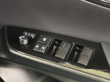 格納式リモコンドアミラーと、パワーウィンドウマスタースイッチです。車内の換気も運転席から簡単に行えます。