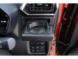 ハンドルの右側にドリンクホルダーがございます!手に取りやすい位置にありますので運転中の水分補給もラクラクです♪