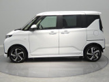 【スマートな左側面】毎日の生活に馴染む美しいエクステリアです。限られた駐車スペースでも停めやすく日々の買い出しなどの使い勝手の良さが魅力の一台です。