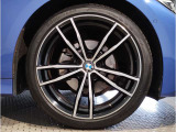 BMW純正アルミホイールです。納車時にはアルミホイールコーティングも承っております!是非ご検討下さいませ。