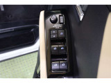 全ての窓が運転席から操作できます。今やほぼ当たり前ですが、無いと不便なアイテムですよね。ドアの施錠・解錠と連動してドアミラーが格納・復帰するオート電動格納機能も装備しています。