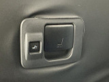 【シートバックレバー】運転席は、インパネのスイッチとシート下のハンドル、またはシートバックのスイッチとレバーを操作することでスライドが可能。