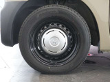 ◆純正ホイール装着車◆シンプルなデザインのホイールキャップ付きです。
