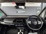 水平基調のインパネにすることで、視界がクリアになり運転もしやすいようになっております♪フロントピラーの面積も少ないので見晴らしがとても良いですよ☆