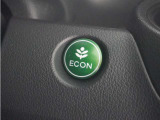 ◆ECONスイッチ(ECONモード)◆エンジンやエアコンといった、クルマ全体の動きを燃費優先で自動制御するECONモード。空調など快適性を優先したいときは、スイッチを押してOFFにできます。