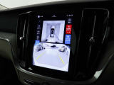 360&deg;ビューカメラは駐車枠や周囲の車両との位置関係が一目瞭然で駐車をサポートしてくれるだけでなく、車両直近の死角を減らして安全性を高める装備。ステアリング切り角に連動した進路予測線も表示されます。