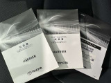 メンテナンスノート、取扱説明書です。 その車の整備記録が事細やかに記録されています。 車が生まれてから今までどのような道を歩んできたのか判るとても重要な物ですよ。