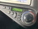 【オートエアコン】一度お好みの温度に設定すれば、車内の温度を検知し風量や温度を自動で調整。暑い&hellip;寒い&hellip;と何度もスイッチ操作をする必要はありません。快適な車内空間には必須の機能ですね♪