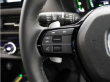 ハンドルにオーディオ操作用スイッチを備え、手を放さずに操作可能。安全性と利便性を両立しています。