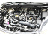 エンジンルームの樹脂部分は丁寧に磨いてツヤをだしています。当社の中古車のエンジンルームクリーニングはとても自信があります★