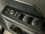 運転席のスイッチで全てのウィンドウの開閉操作を行うことができます。ロックボタンをONにしておくと、運転席以外のウィンドウは作動しないのでお子様を乗せているときなども安心ですね♪