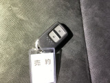 スマートキー装備。 キーをポケットに入れたままでもドアのロック&アンロックができ、雨の日や、荷物の多い時に大活躍です。