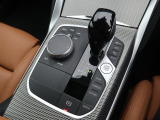 【シフトノブ】BMWの高性能オートマチックは、ATセレクトレバーを左側に倒すことで、通常の「D」から「S」(スポーツ)または「M」(マニュアル)へと切り替えが可能です