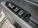 パワーウィンドウのスイッチですよ。運転席に居ながら窓を開け閉めのコントロールできます。