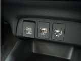 ◆USBチャージャー、12Vの電源ソケット◆使いやすい場所に装備されています。