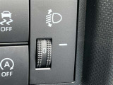 お荷物をたくさん積んだり、多くの乗員が乗車した際に下がりがちなヘッドライトの光軸を、手元で簡単に調整できるレベライザーを装備しています。夜間の視界不良を防ぎ、対向車への眩しさも配慮できます