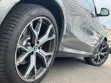 【BMWアロイホイル】軽量かつ強度に拘ったアロイホイル。走行性能ポテンシャルを引き出す設計。車の足元を引き締めてくれる大きなポイントはアロイホイルです。
